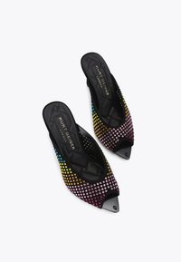 Mule nere aperte sulla punta con texture trapuntata, decorate con strass multicolori. Presentano una punta a forma appuntita e un design elegante e moderno.