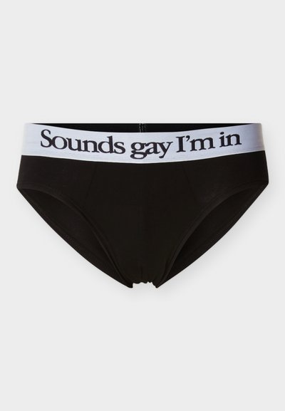 Μαύρα βαμβακερά σλιπ με λευκή ελαστική μέση που φέρει το κείμενο "Sounds gay I'm in" με μαύρα γράμματα. Ομαλή υφή, κλασικός σχεδιασμός.