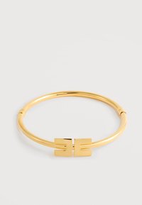 Βραχιόλι από χρυσό μέταλλο με λείο, στρογγυλό σχήμα και κούμπωμα με γεωμετρικό διακοσμητικό στοιχείο δύο αλληλοσυνδεόμενων σχημάτων.