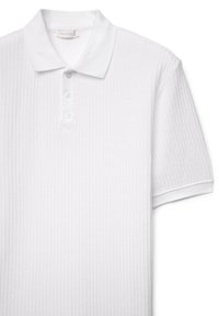 Weißes Poloshirt mit einer strukturierten Stoffqualität, kurzen Ärmeln, klassischem Kragen und Dreiknopfverschluss. Sauberes, minimalistisches Design ohne Muster.