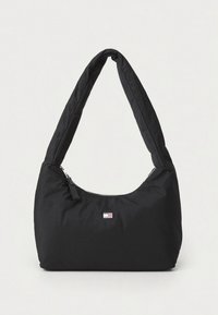 Svart nylonaxelväska med rundad form, vadderat handtag, dragkedjestängning och liten logotyp på framsidan. Slät textur och minimalistisk design.