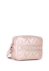 Borsa in pelle trapuntata rosa con forma rettangolare, marchio impresso, cerniera dorata e tracolla rimovibile. Texture liscia con motivo a diamante.
