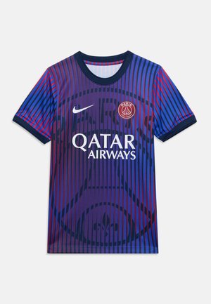 Φανέλα ποδοσφαίρου Paris Saint-Germain με κοντά μανίκια, μπλε και κόκκινες κατακόρυφες ρίγες και λογότυπο χορηγού Qatar Airways μπροστά.