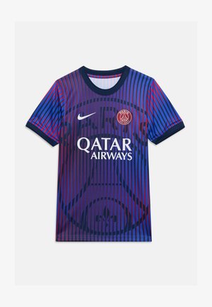 Φανέλα ποδοσφαίρου Paris Saint-Germain με κοντά μανίκια, μπλε και κόκκινες κατακόρυφες ρίγες και λογότυπο χορηγού Qatar Airways μπροστά.