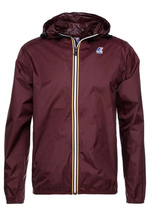 Bordowa kurtka przeciwdeszczowa z kapturem, elastycznymi mankietami, przednim zamkiem błyskawicznym z żółtymi, białymi i granatowymi paskami oraz logo K-Way na piersi.