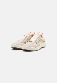 Sneakers beige chiaro in tessuto strutturato, con accenti crema e una striscia laterale a fantasia. Presentano un collare imbottito e suola in gomma bianca.