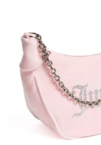 Roze suède handtas met een zilveren kettingriem, voorzien van een gespikkeld logo detail. Zachte textuur en gebogen vorm met een ritssluiting.