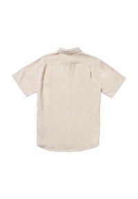 Camisa de manga corta de color beige claro con yugo en la parte posterior, textura sutil y cuello. Presenta un dobladillo recto y mangas anchas.