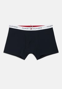 Tengerészkék boxeralsó fehér elasztikus derékrésszel, piros és fekete díszítéssel, a "TOMMY HILFIGER" felirattal kiemelkedő betűkkel.