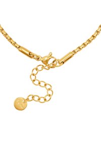 Collana a catena dorata con chiusura a moschettone e lunghezza regolabile. Presenta un'etichetta rotonda con "S Steel" incisa.