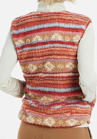 Kamizelka z polaru z wielokolorowymi poziomymi paskami w kolorze czerwonym, różowym, niebieskim i brązowym. Materiał o fakturze z miękkim, puszystym wyglądem.