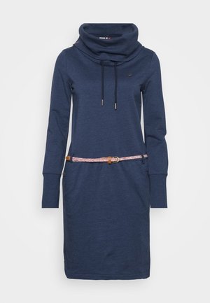 Marineblauwe jurk met lange mouwen, hoge col, roze gevlochten riem en trekkoorden op een grijze achtergrond.