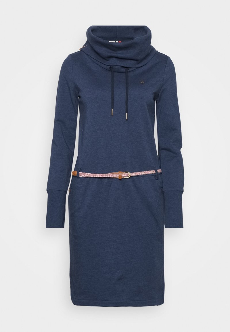Robe bleu marine à manches longues avec col châle haut, ceinture tressée rose et cordons sur fond gris.