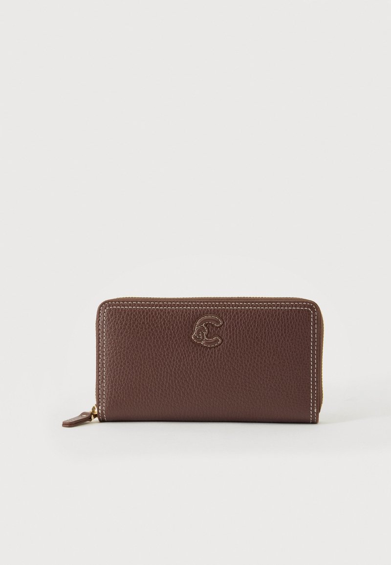 Portefeuille marron en cuir texturé avec fermeture éclair intégrale, logo cousu et surpiqûres blanches contrastantes sur fond blanc.
