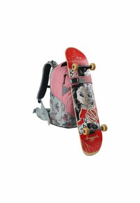 Sac à dos rose avec un imprimé fleuri, doté de bretelles ajustables et de plusieurs compartiments, associé à un skateboard rouge orné de graphiques.