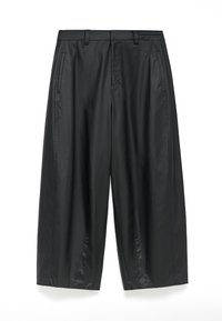 Svarta vida byxor tillverkade av ett mjukt, matt tyg. Har en skräddarsydd midja, framfickor och sidofickor.