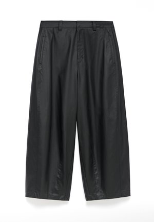 Zwarte wijde broek gemaakt van een gladde, matte stof. Heeft een op maat gemaakte tailleband, voorplooien en zijzakken.