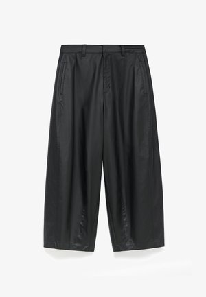 Pantalons larges noirs en tissu lisse et mat. Dotés d'une taille ajustée, de plis avant et de poches latérales.
