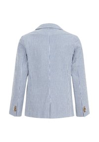Blazer rayé bleu clair et blanc, avec un col cranté, des manches longues et des accents de boutons sur les poignets. Tissu texturé sur l'ensemble.