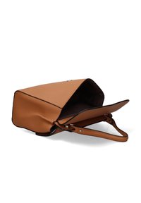 Borsa a tracolla in pelle color nocciola con una forma strutturata, apertura superiore e una sola tracolla regolabile. Presenta un rivestimento interno scuro e bordature nere.