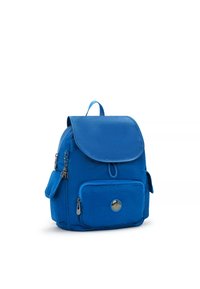 Modrý textilní batoh s klopou, přední kapsou na zip, postranními kapsami, detaily loga a nastavovacími ramenními popruhy.