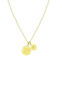 Goldene Halskette mit zwei Anhängern: einem großen, kreisförmigen Anhänger, der mit Symbolen graviert ist, und einem kleineren, kreisförmigen Anhänger mit einem Edelstein.