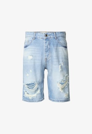 Shorts en denim bleu clair avec des patchs usés et des bords effilochés, dotés d'un design traditionnel à cinq poches et d'une fermeture par bouton.