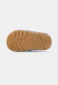 Φωτεινό γαλάζιο παπούτσι με υφή στην ελαστική σόλα. Η σόλα έχει κυματιστό σχέδιο και το λέξη "froddo" ανάγλυφη. Ανθεκτικός και λειτουργικός σχεδιασμός.