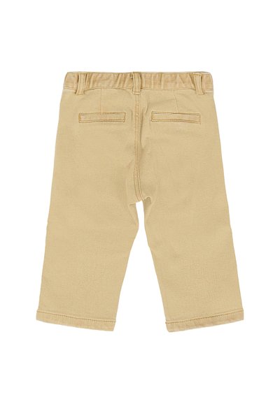 Beżowe bawełniane spodnie o prostych nogawkach, z małymi tylnymi kieszeniami i gładkim paskiem. Bez widocznych wzorów lub akcentów.