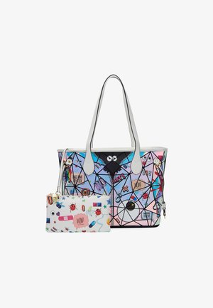 Tasche mit geometrischem Muster in Pastellfarben, mit schwarzen Akzenten, silbernen Hardware-Elementen und einem abnehmbaren passenden Beutel mit grafischen Designs.