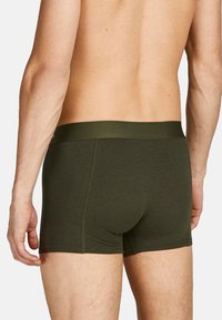 Olivgrüne Herren-Boxershorts mit tailliertem Schnitt, weichem Stoff und glattem Bund, minimaler Nahtführung und einer Länge bis zur Mitte des Oberschenkels.