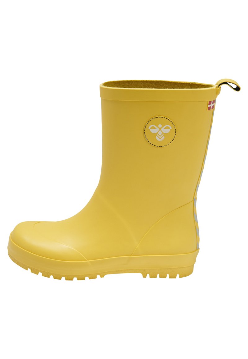 Botte de pluie en caoutchouc jaune avec un logo rond, semelle à motif prononcé et une boucle au talon pour un enfilage facile. Texture lisse avec des accents de couleur.