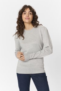 Maglione lavorato a maglia color grigio chiaro con scollo rotondo e polsini a costine, con maniche lunghe leggermente a sbuffo e orlo aderente.