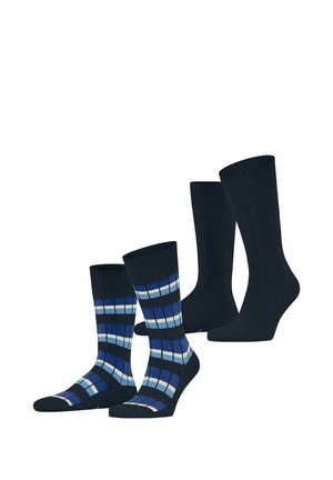 Due paia di calzini da uomo alla caviglia, un paio nero tinta unita e un paio nero con motivo a quadri blu, bianco e azzurro.