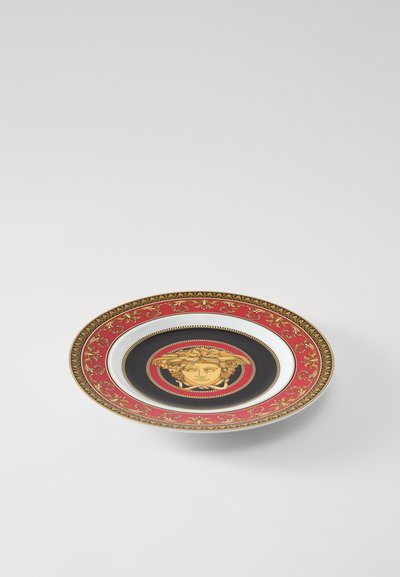 Ceramiczna talerz z centralnym motywem złotej Meduzy, bordery w kolorze czerwonym i czarnym z misternymi złotymi akcentami i wzorami kwiatowymi.