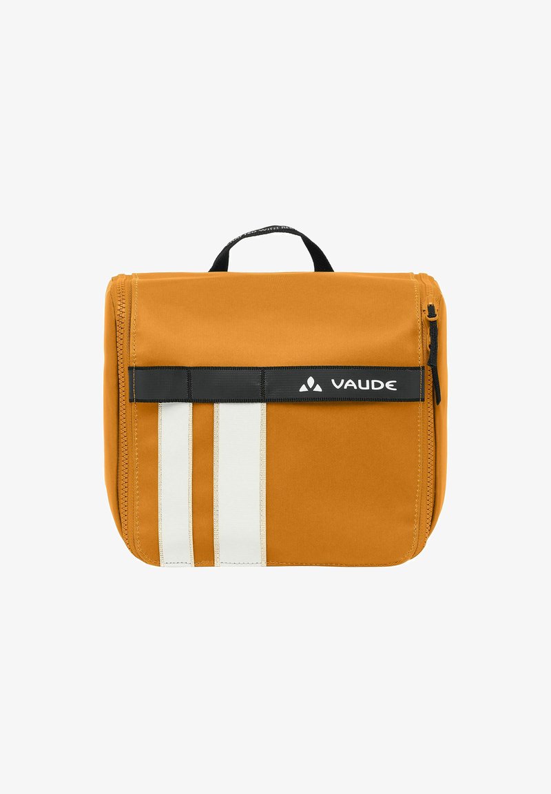 Oranje stoffen tas met een handvat aan de bovenkant, voorzien van een zwarte rits en logo. Drie verticale witte strepen sieren de voorkant voor extra accent.