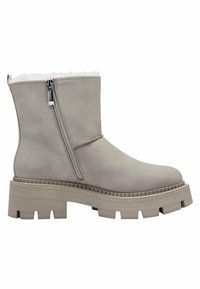 Botín gris de ante con un tacón de bloque texturizado, cremalleras laterales y un suave cuello de peluche en la parte superior. Ideal para un look casual.