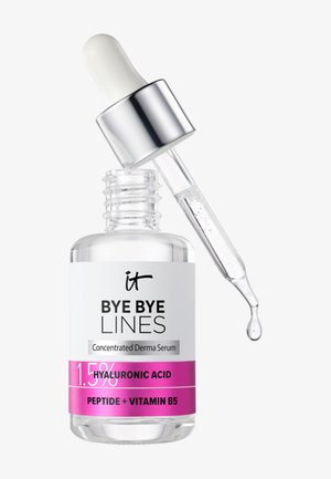 Compte-gouttes avec liquide clair au-dessus d'une bouteille en verre étiquetée "Bye Bye Lines Concentrated Derma Serum" contenant 1,5 % d'acide hyaluronique, peptides et vitamine B5.