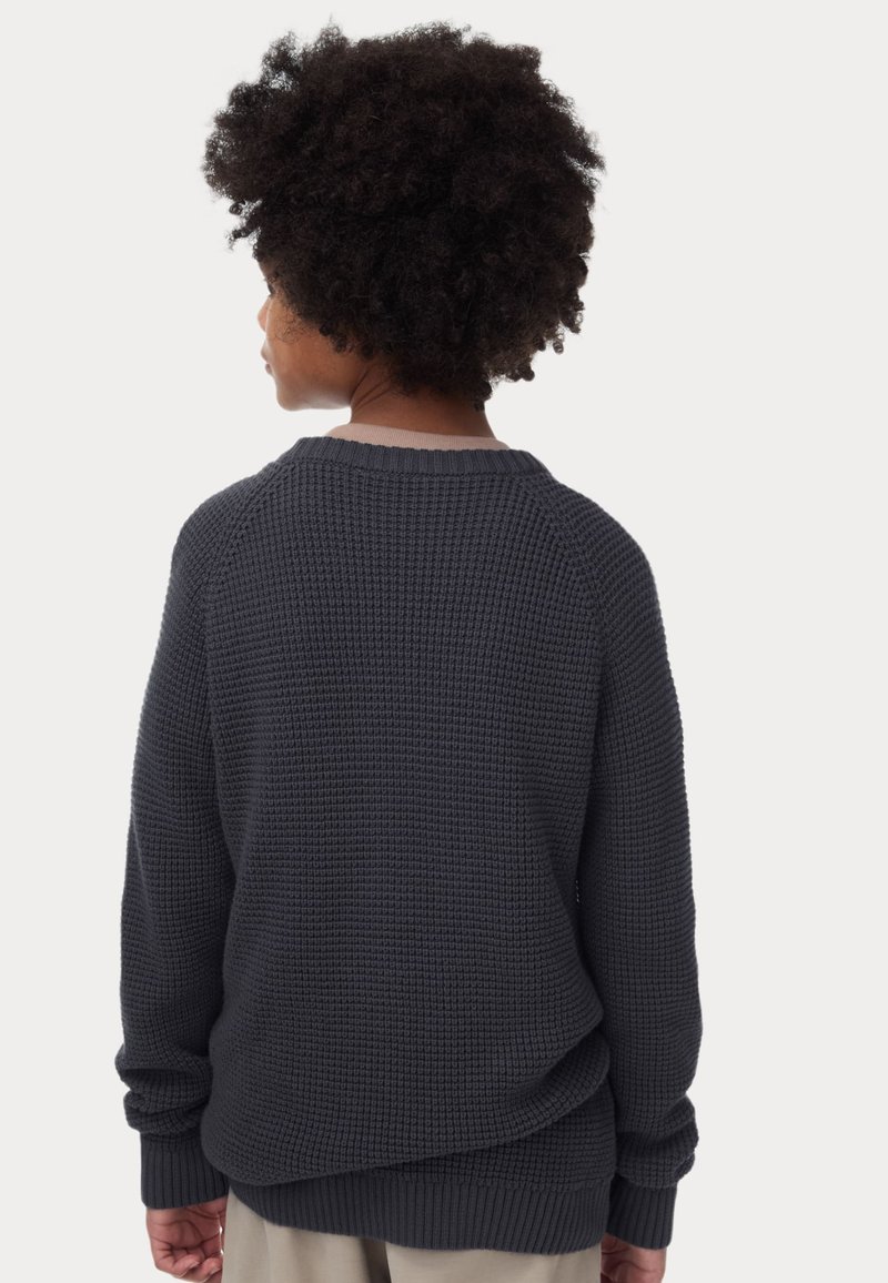 Maglione a maglia grigio scuro con un motivo testurizzato, maniche raglan e polsini e orlo a costine. La vista posteriore mostra il colletto arrotondato.
