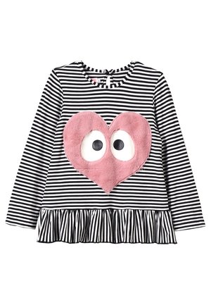 Sort og hvid stribet langærmet top med et lyserødt, plysset hjerte og store øjne foran, med en flæsekant forneden.