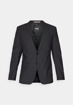 Sacou gri închis dintr-un material neted. Are reveruri cu tăietură, două buzunare frontale, închidere cu un singur buton și o căptușeală interioară cu model.