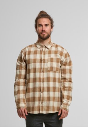 Braun- und cremefarbener Karomuster-Flanellhemd mit langen Ärmeln, Knopfleiste, einer einzelnen Brusttasche und abgerundetem Saum. Weiche Textur.