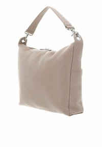 Sac à main en cuir beige avec une surface texturée, doté d'une seule bandoulière ajustable et de ferrures argentées. Fermeture à glissière sur le dessus.