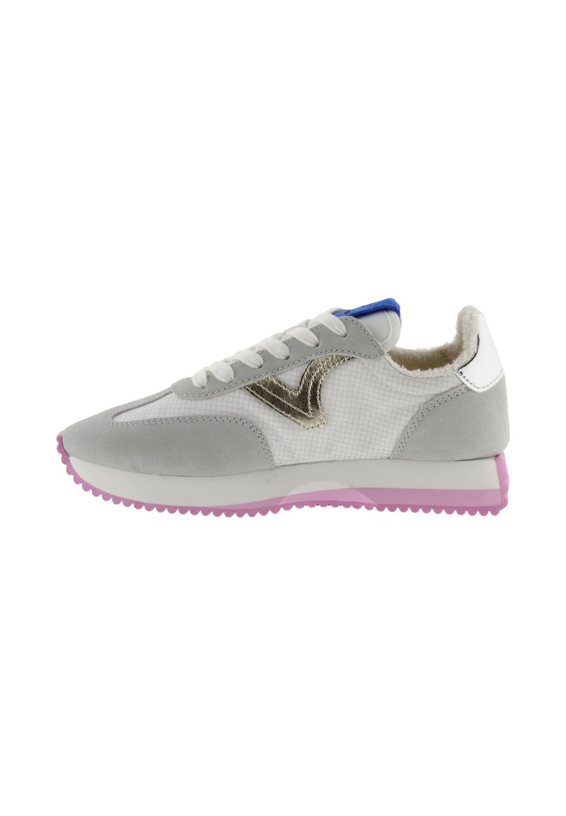 Lichtgrijze sneaker met gouden accent, van suede en mesh materialen, witte hiel, roze outsole en blauwe tongdetails. Klassiek vetersluiting ontwerp.