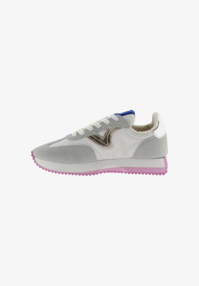 Lichtgrijze sneaker met gouden accent, van suede en mesh materialen, witte hiel, roze outsole en blauwe tongdetails. Klassiek vetersluiting ontwerp.
