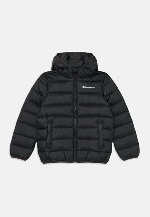Jachetă puffer neagră cu glugă, cu un model de cusături orizontale, fermoar frontal și două buzunare laterale. Logo pe zona superioară a pieptului.