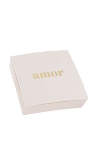 Caja cuadrada de crema con una textura suave, que presenta una inscripción dorada de "amor" en la parte superior. Los bordes son ligeramente redondeados y están bien terminados.