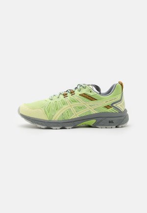 Chaussure de course vert clair et grise avec tige en mesh, col rembourré, fermeture à lacets et semelle amortissante GEL, vue de côté.