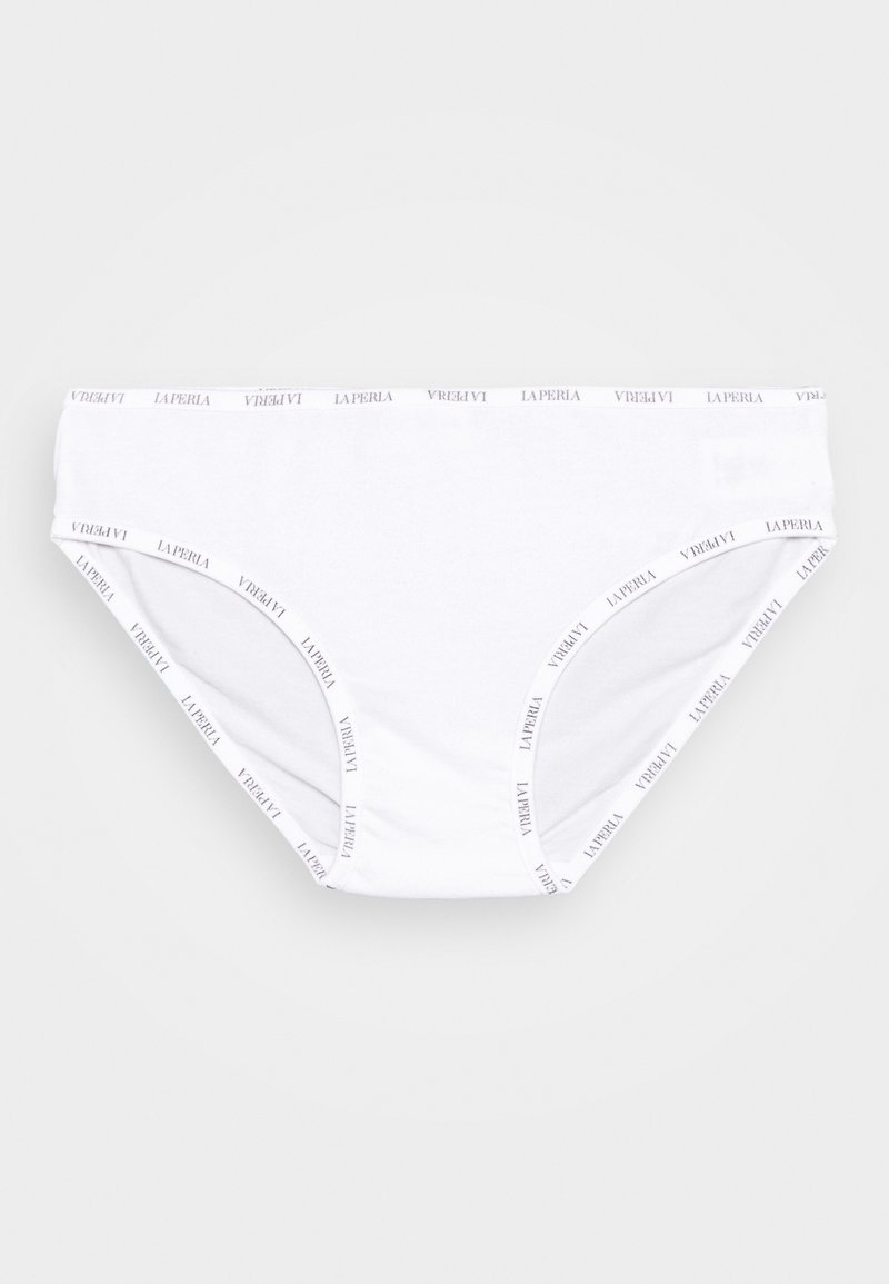 Boxers de algodão brancos com uma faixa elástica com marca, apresentando texto repetido. O design é simples, com uma textura lisa e sem padrões adicionais.