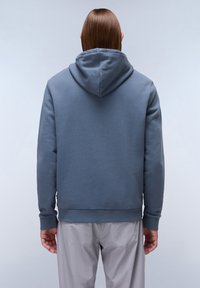 Hoodie in een gedempt blauw-grijze kleur, gemaakt van zachte stof, met een ontspannen pasvorm en ribbelmanchetten bij de mouwen en de zoom.